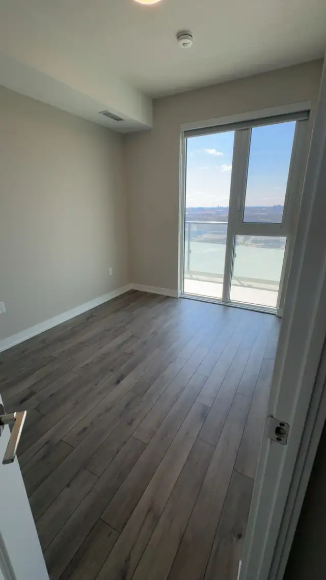 Brand new condo - Photo 7