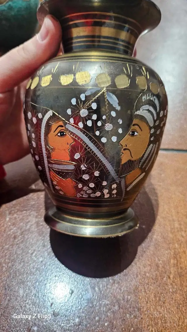 Vase en laiton avec motif pain a la main