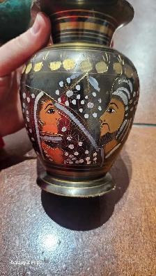 Vase en laiton avec motif pain a la main