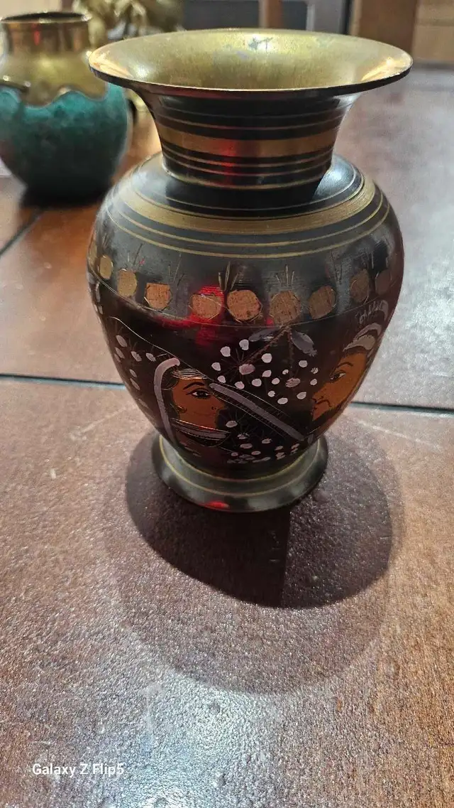 Vase en laiton avec motif pain a la main - Photo 2