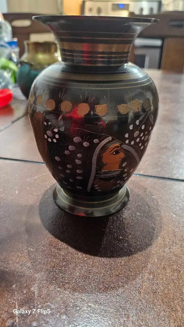 Vase en laiton avec motif pain a la main - Photo 3