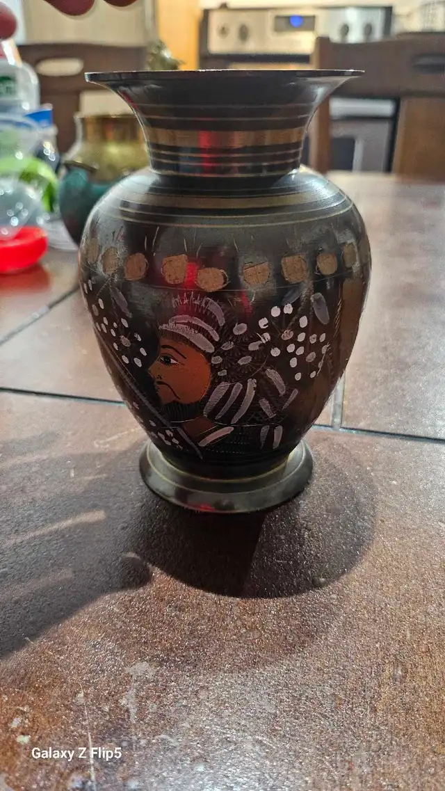 Vase en laiton avec motif pain a la main - Photo 4