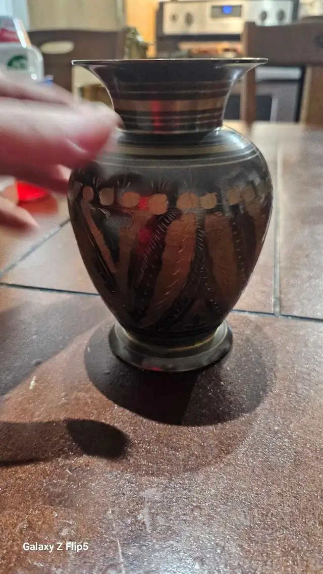 Vase en laiton avec motif pain a la main - Photo 5