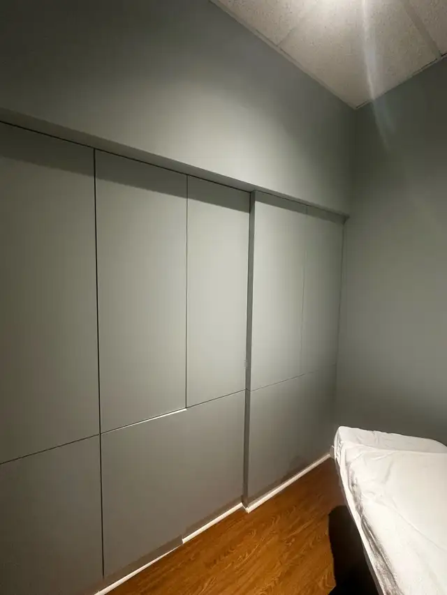 female professional painter - Photo 10