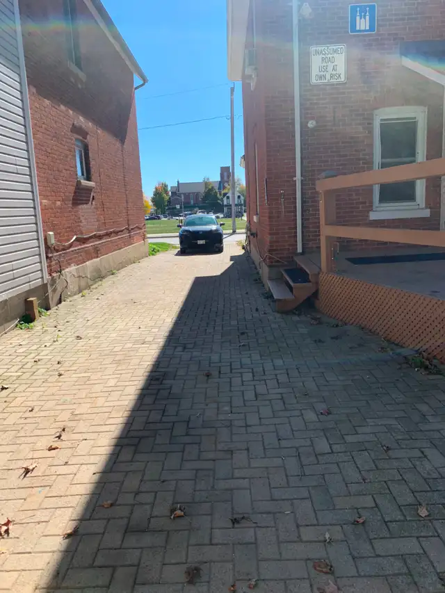 Great Barrie Downtown Location - Full House For Rent - Photo 8