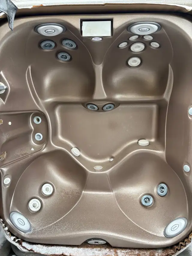 Nice Couples Size 4 adult Used Hot Tub - 2006 Jacuzzi J325