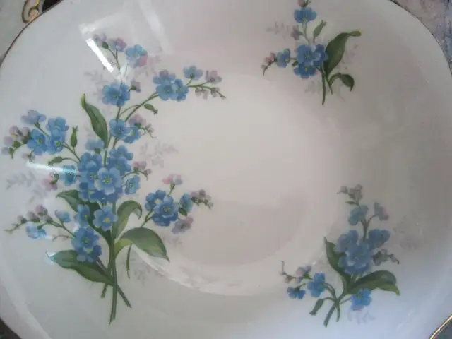 Royal Albert FORGET-ME-NOT fine bone china set for 4 - Photo 2