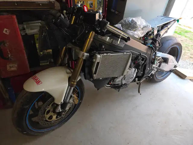 Honda RC51 Motorcycle Track, Race, Stunt Bike Project Parts Bike