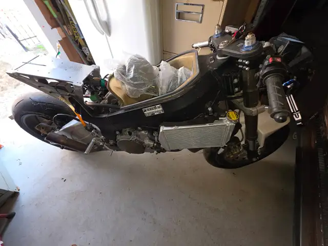 Honda RC51 Motorcycle Track, Race, Stunt Bike Project Parts Bike - Photo 2