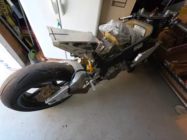 Honda RC51 Motorcycle Track, Race, Stunt Bike Project Parts Bike - Photo 3