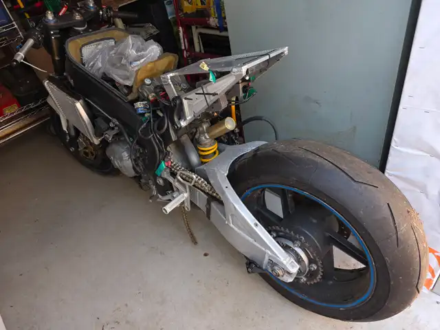 Honda RC51 Motorcycle Track, Race, Stunt Bike Project Parts Bike - Photo 8