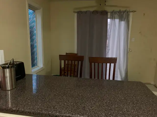 Spacious bedroom available from  May 1st . - Photo 5