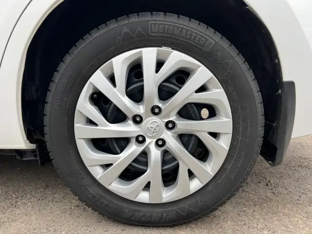 2017 Toyota Corolla LE - Photo 14