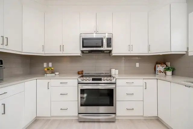 Spacious 3-Bedroom End-Unit Townhouse in Burke Mountain – Availa