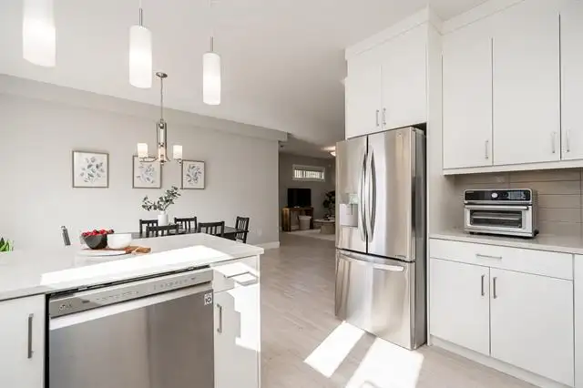 Spacious 3-Bedroom End-Unit Townhouse in Burke Mountain – Availa - Photo 2