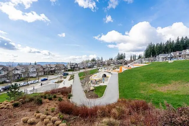 Spacious 3-Bedroom End-Unit Townhouse in Burke Mountain – Availa - Photo 8