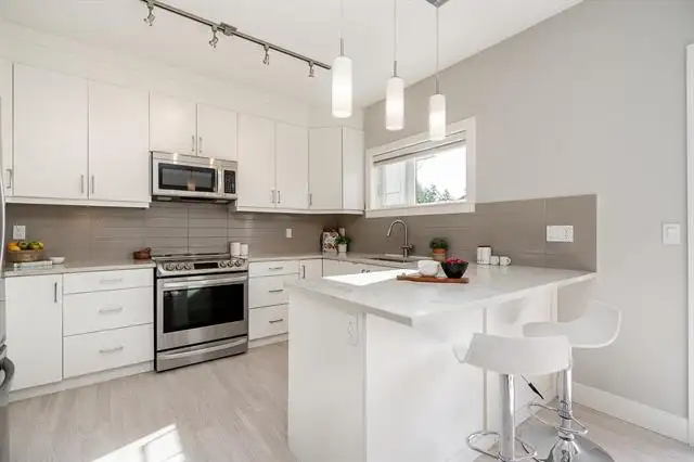 Spacious 3-Bedroom End-Unit Townhouse in Burke Mountain – Availa - Photo 24