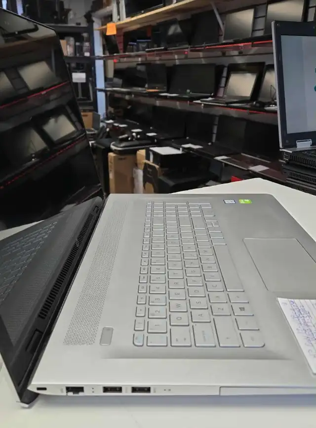 HP Envy 17-u108ca Touch Screen i7-7500U 16Go DDR4 SSD 500Go HDMI - Photo 2