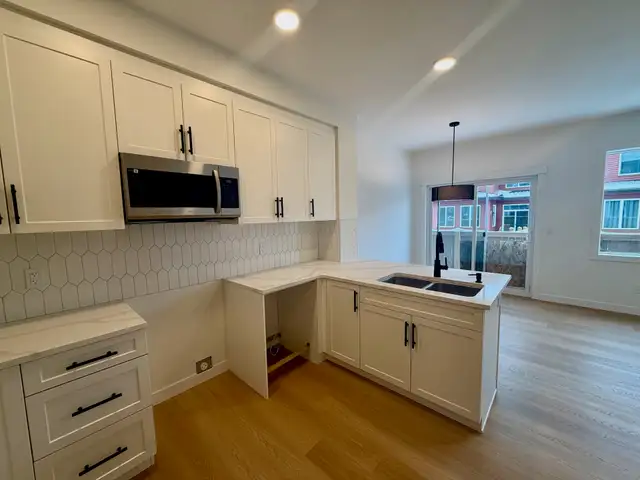 Mattson 3 Bed 2.5 Bath Single Garage Townhouse - Photo 2