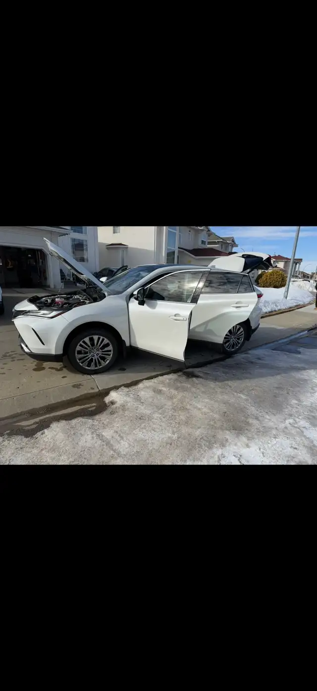2022 Toyota Venza Limited Hybrid AWD | Fully Loaded | Extras Inc - Photo 3