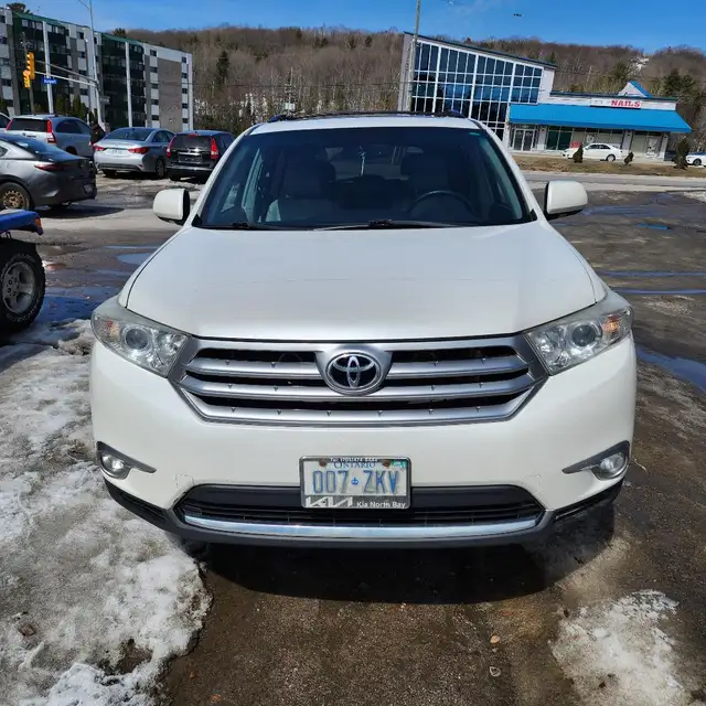 REDUCED - 2011 TOYOTA HIGHLANDER LIMITED