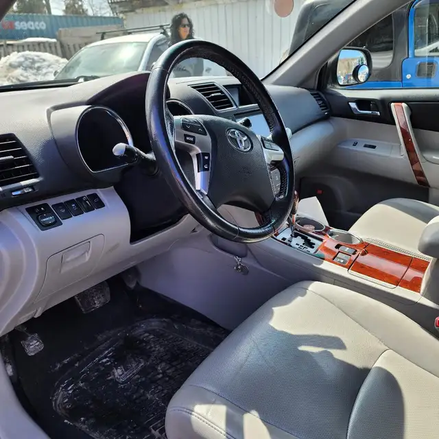 REDUCED - 2011 TOYOTA HIGHLANDER LIMITED - Photo 4