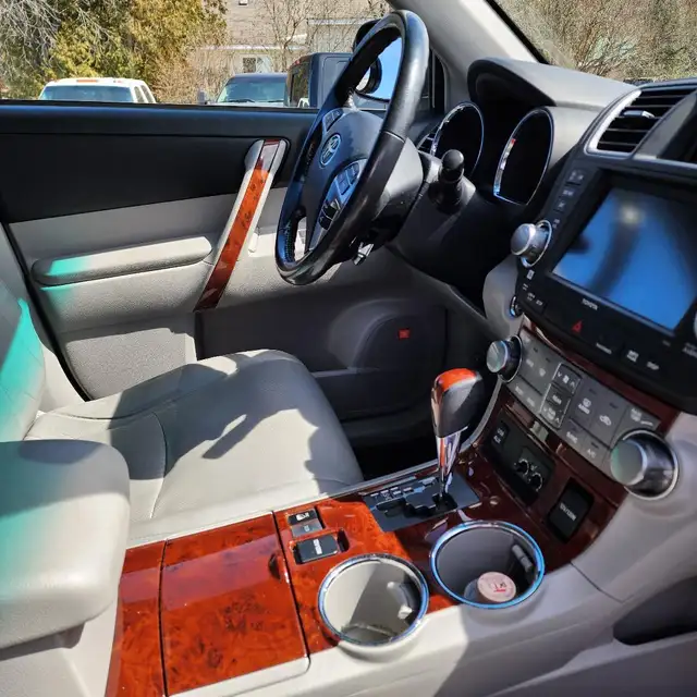 REDUCED - 2011 TOYOTA HIGHLANDER LIMITED - Photo 5