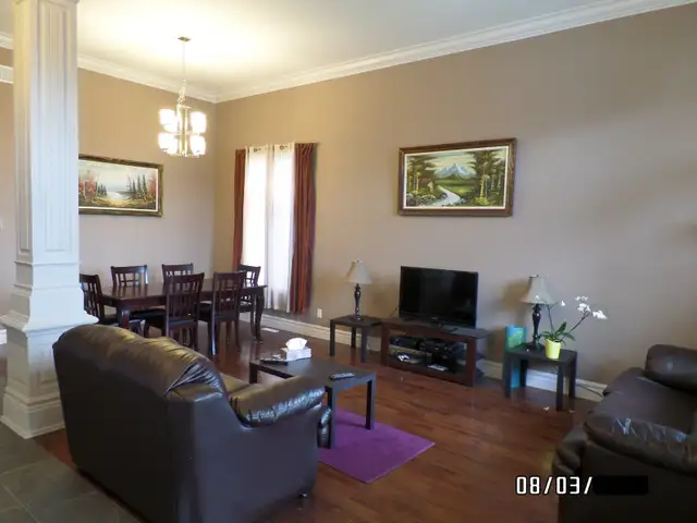 Bedroom in all Female Home for a Professional or UWO Student - Photo 2