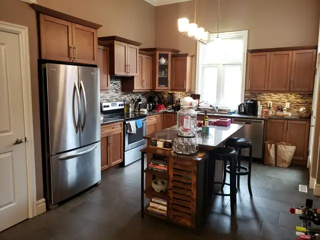 Bedroom in all Female Home for a Professional or UWO Student - Photo 5