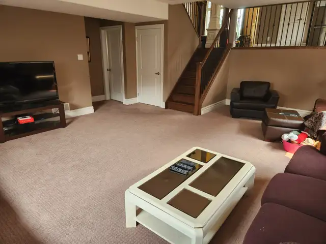 Bedroom in all Female Home for a Professional or UWO Student - Photo 8