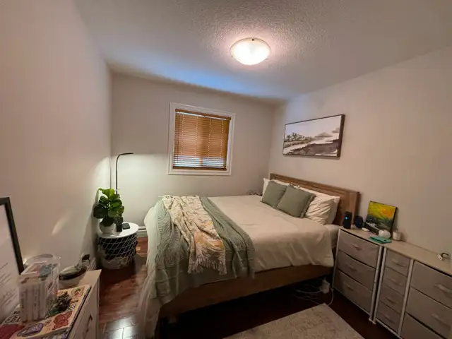 Bedroom in all Female Home for a Professional or UWO Student - Photo 10