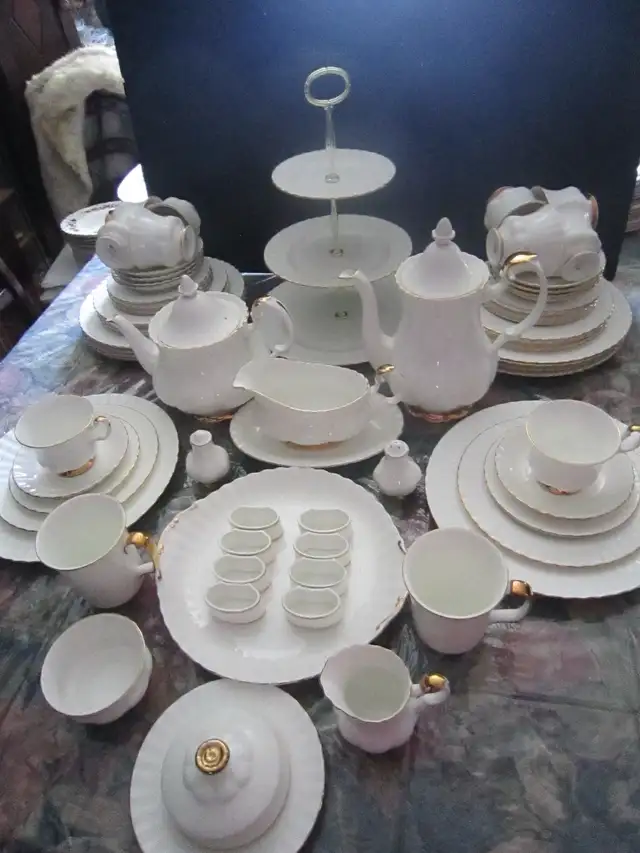 Royal Albert VAL D'OR fine bone china set for 8