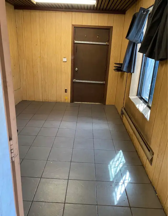 LOCAL 3000 pc   terrain 2575 pc clôturé - Photo 3