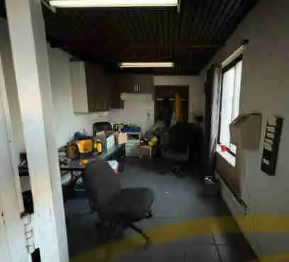 LOCAL 3000 pc   terrain 2575 pc clôturé - Photo 4