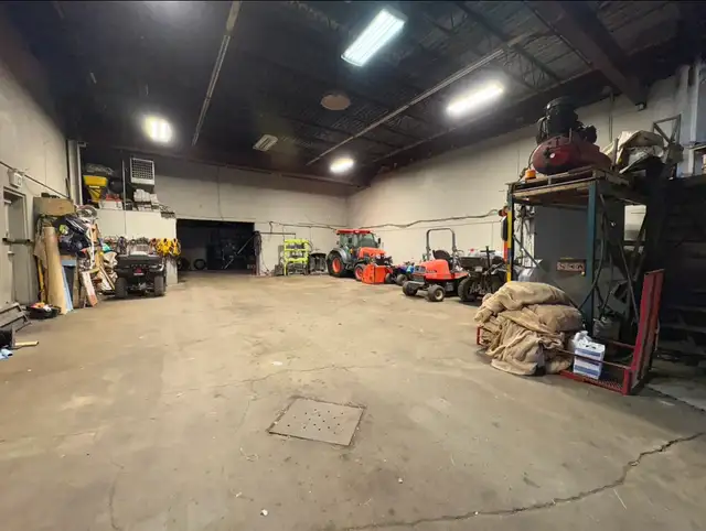 LOCAL 3000 pc   terrain 2575 pc clôturé - Photo 5