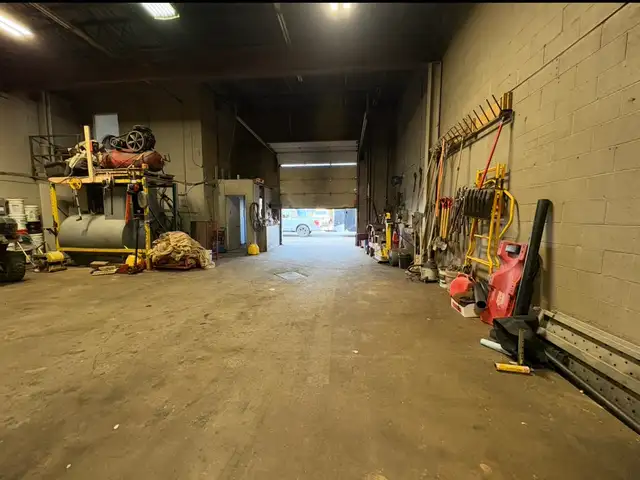 LOCAL 3000 pc   terrain 2575 pc clôturé - Photo 6