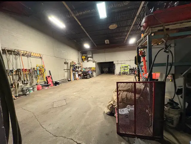 LOCAL 3000 pc   terrain 2575 pc clôturé - Photo 9