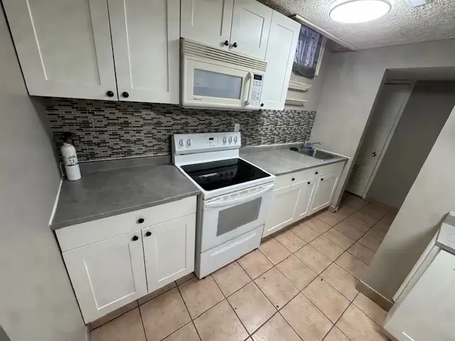 Large 3 Bedroom apartment inclusive $1800 - Photo 4