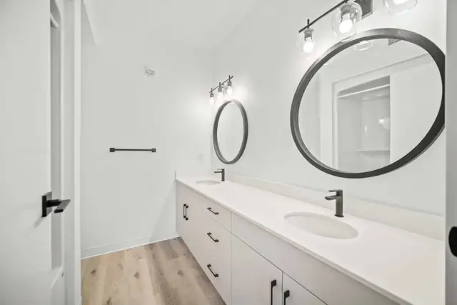 LUXURY 3 Bedroom Apartment! Available May 1st! - Photo 7