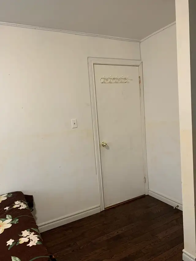 bright room for rent with parking - Photo 3