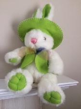 BEAU GRAND LAPIN NEUF SUPER-DOUX BLANC VERT,  17'DE HAUT: $15.00
