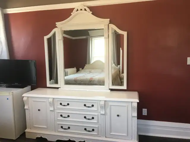 bedroom for rent in Weyburn with private bathroom - Photo 2