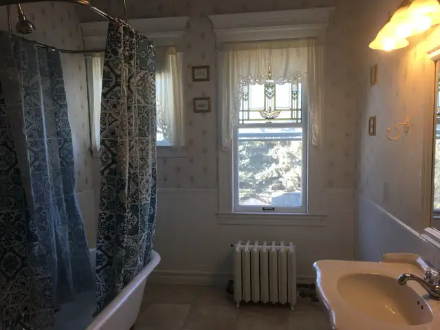 bedroom for rent in Weyburn with private bathroom - Photo 5