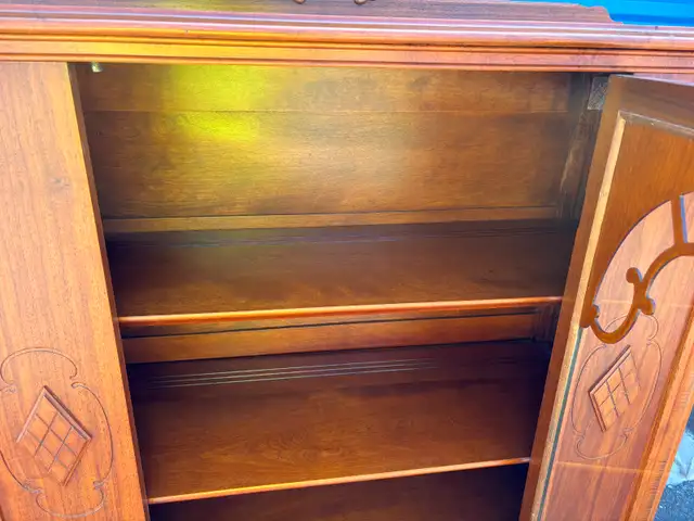 Beautiful Display Cabinet - Photo 6