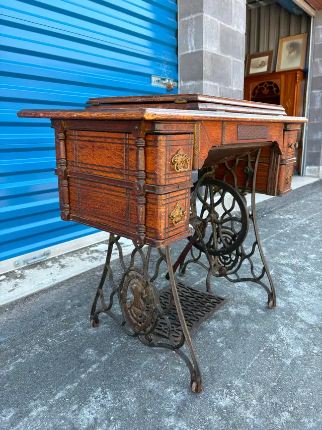 Old Singer Sewing Machine - Photo 2