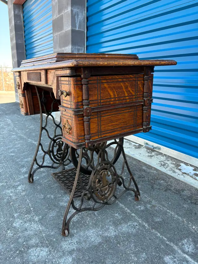 Old Singer Sewing Machine - Photo 3