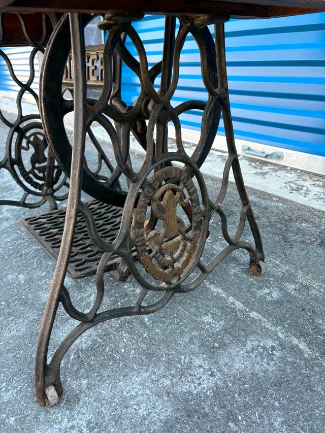 Old Singer Sewing Machine - Photo 4
