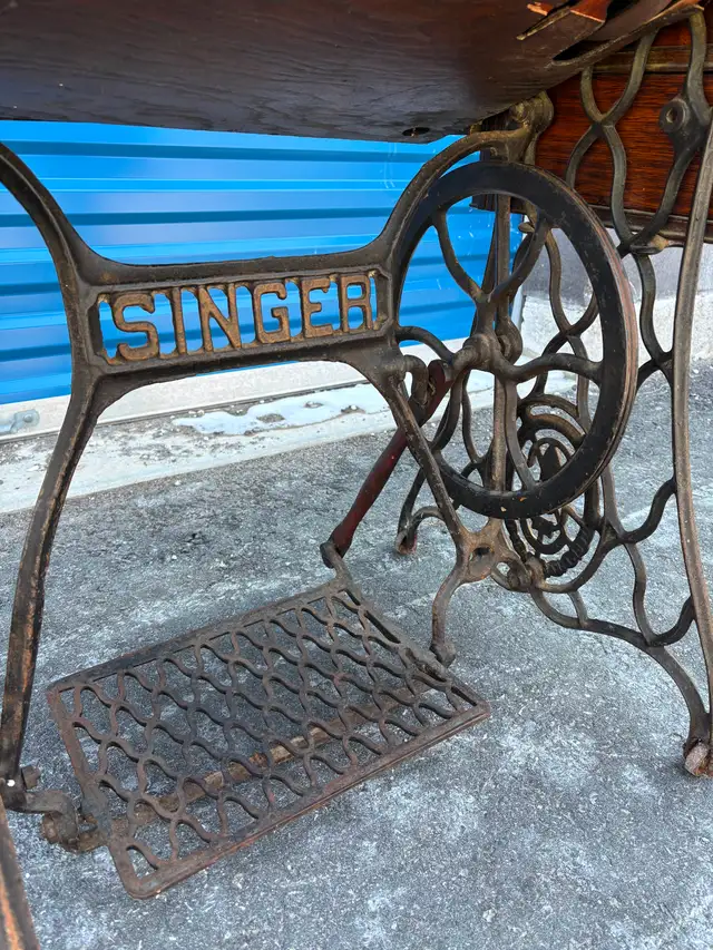 Old Singer Sewing Machine - Photo 5