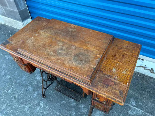 Old Singer Sewing Machine - Photo 6