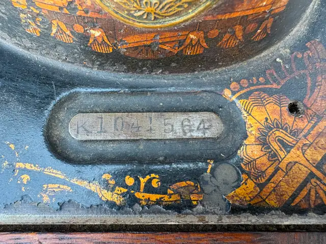 Old Singer Sewing Machine - Photo 8
